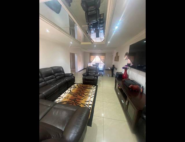 4 BEDROOM HOUSE FOR SALE IN AERORAND